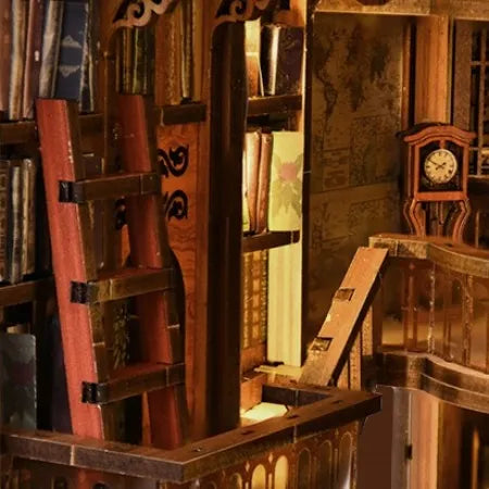 Reloj entre estanterías