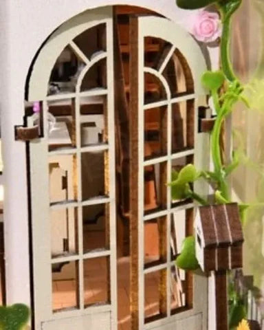 Puerta acristalada con plantas