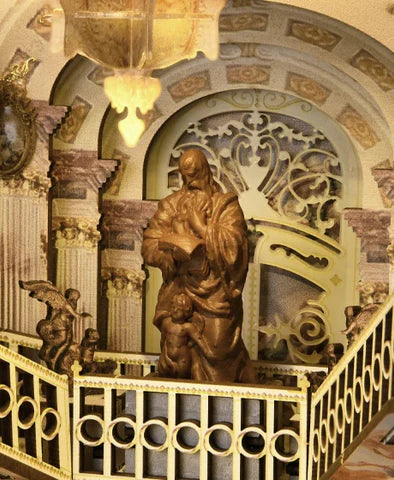 Estatua entre columnas