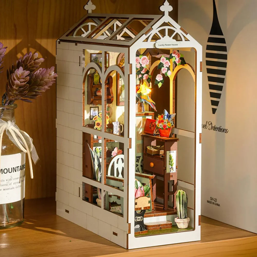 Lucky Flower House - Book Nook
