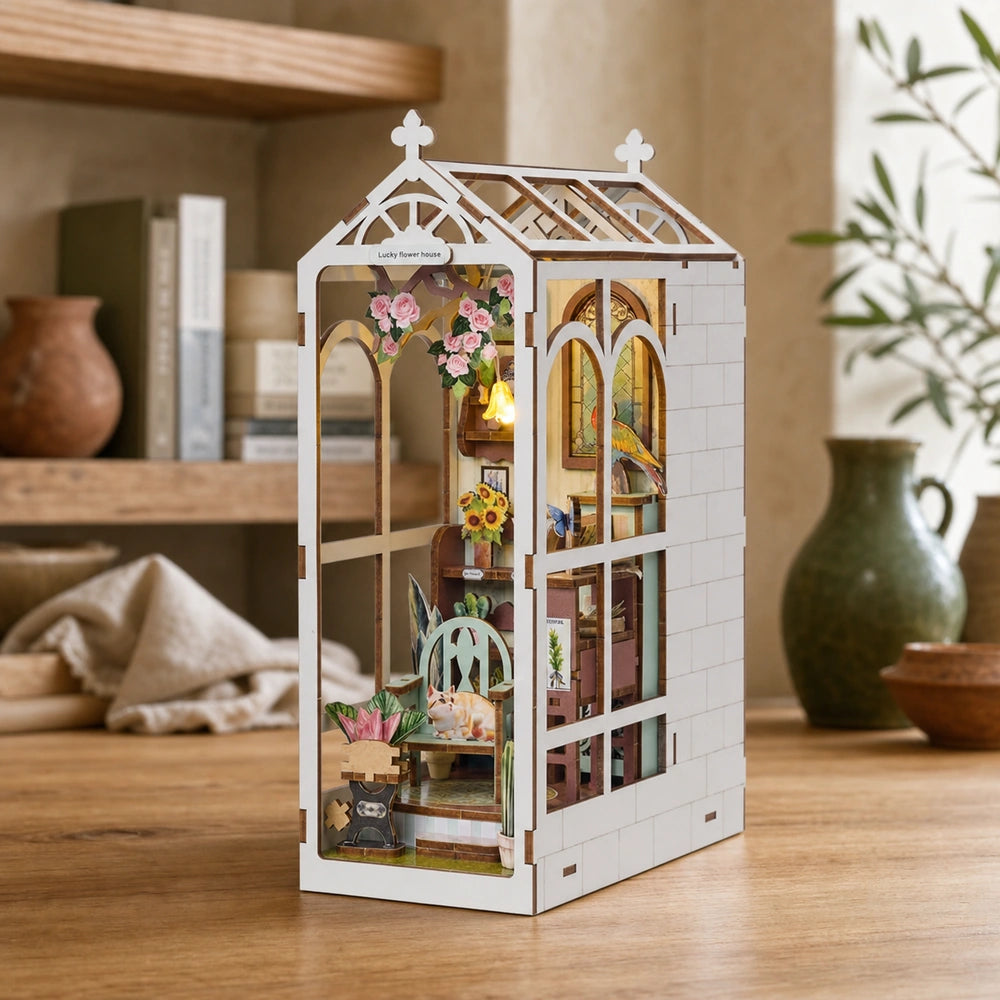 Lucky Flower House - Book Nook