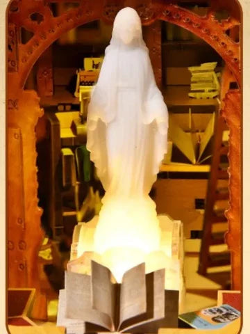 Estatua sobre un libro abierto