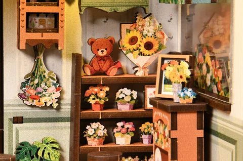 Estantería de flores con osito