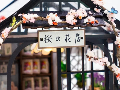 Entrada cubierta de flores de cerezo