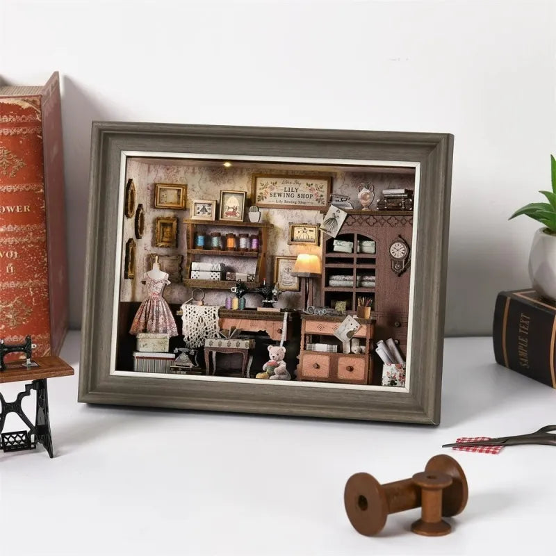 Habitación de costura de Lily | Diorama enmarcado - Marco 3D